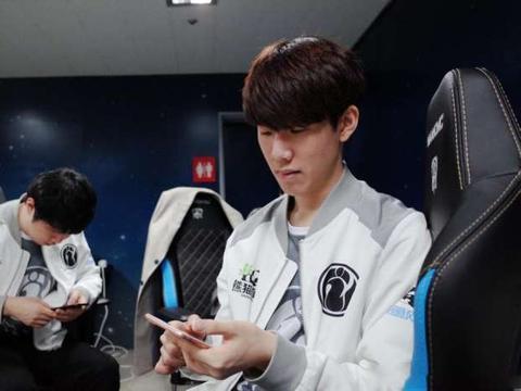 100T官推发布Doublelift、Prince交换队服合影：意义所在