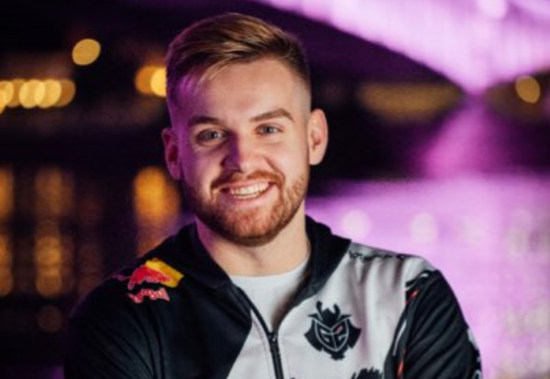 徐哥的野蛮人王喝血秀三杀，Aiming Kaisa骑脸输出。 Dplus KIA 的完美操作拉回一城。